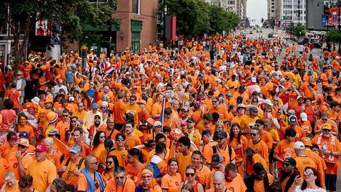 Indrukwekkende Oranjemars in Kansas City: bekijk hier de mooiste beelden van de tienduizenden fans