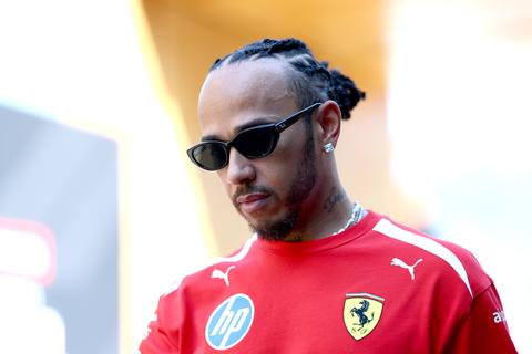 Ferrari-coureur Lewis Hamilton onthult fysiek probleem na harde crash: 'Daar moest ik mee leren omgaan'