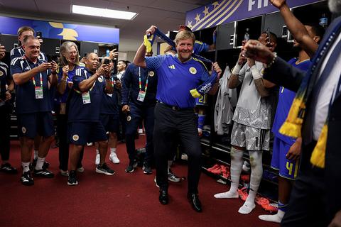 Koningin Máxima geniet van dansende koning bij Curaçao op WK voetbal: 'Eindelijk een beetje invloed van mijn kant'
