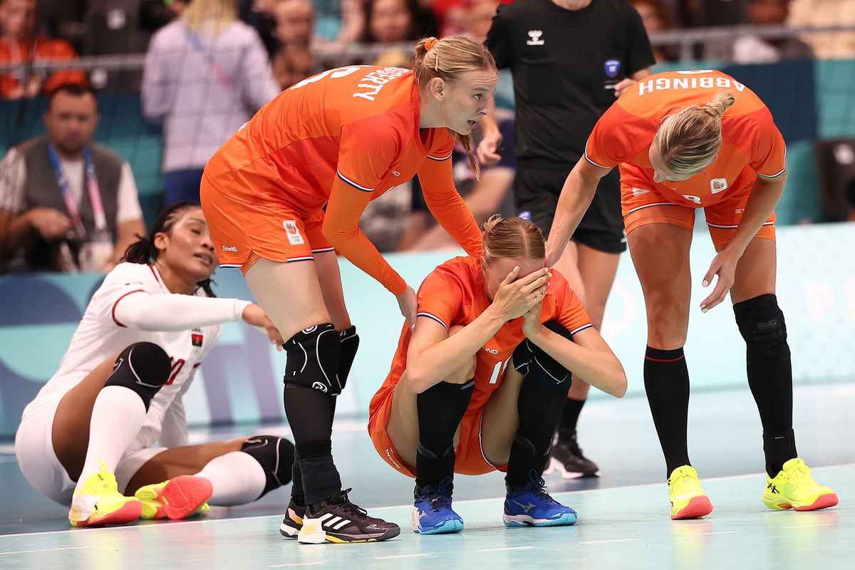 Schrikmoment rond Nederlandse handbalster op de Olympische Spelen: 'Ze kreeg een aardige beuk'