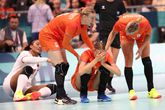 Kelly Dulfer kreeg een 'aardige beuk, tijdens Nederland - Angola op het olympische handbaltoernooi. ©Pro Shots