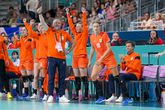 De Nederlandse handbalsters juichen na een goal tegen Angola op de Olympische Spelen in Parijs. ©Getty Images