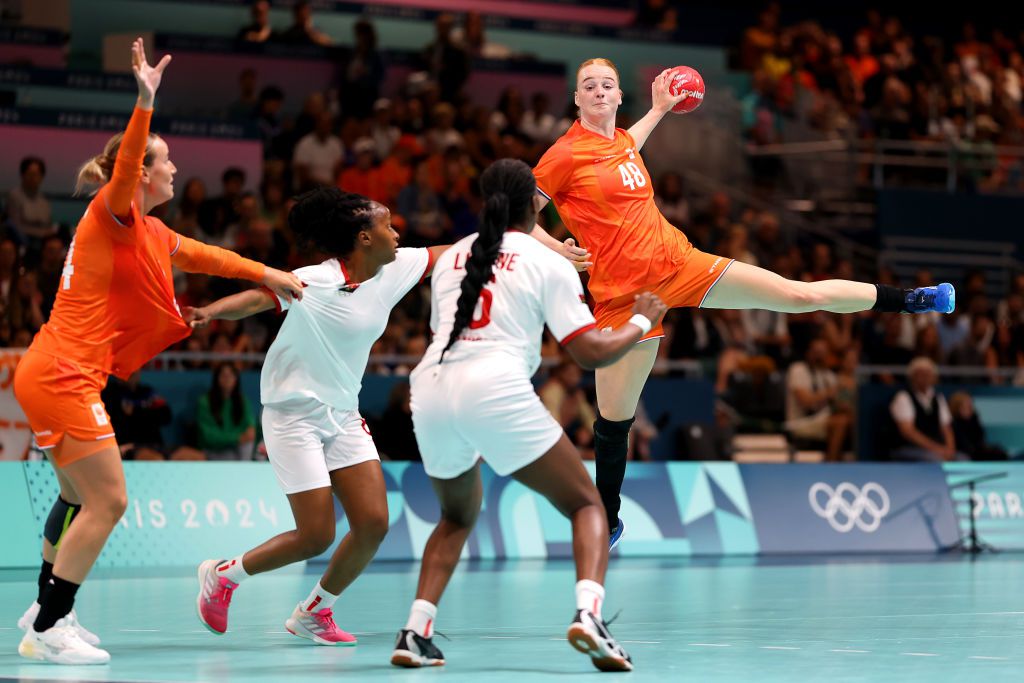 Nederlandse handbalsters knokken zich in fysieke pot langs Angola op Olympische Spelen