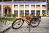 De herkenbare fietsen voor het TeamNL Huis in het olympisch dorp. © Getty Images