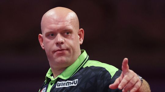 Topdarter Michael van Gerwen spoelt verdriet van World Matchplay van zich af op iconische plek met bekende voetballers