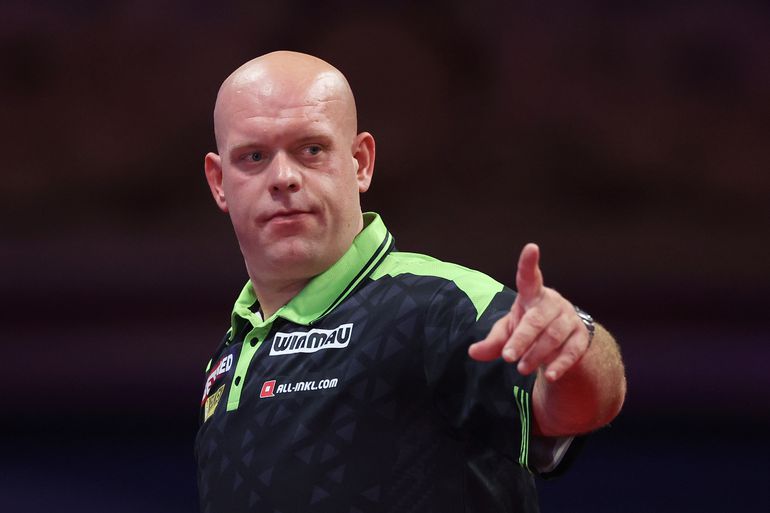 Topdarter Michael van Gerwen spoelt verdriet van World Matchplay van zich af op iconische plek