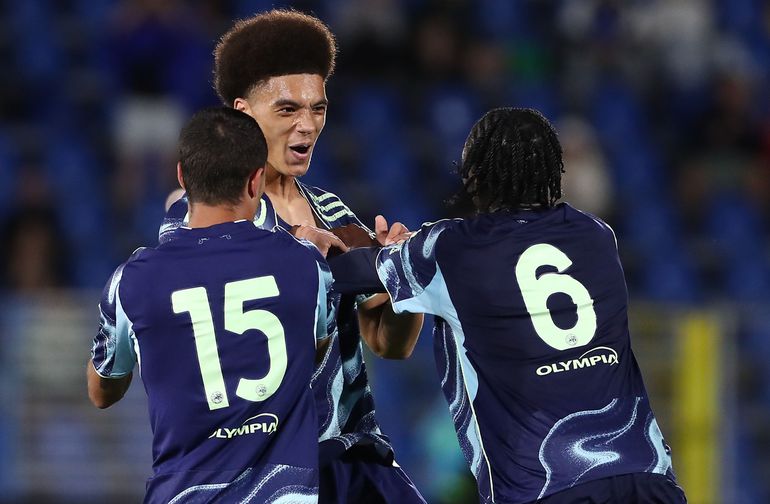 Toptalent (17) leidt Ajax met wereldgoal naar ruime oefenzege: 'Dit doe ik zelden'