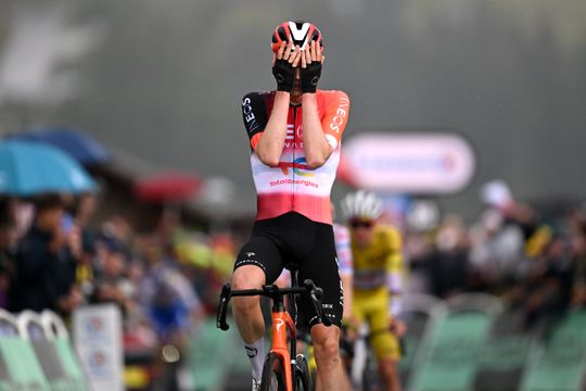 Thymen Arensman kan zege op 'aliens' in Tour de France maar amper bevatten: 'Het is alsof ik droom'
