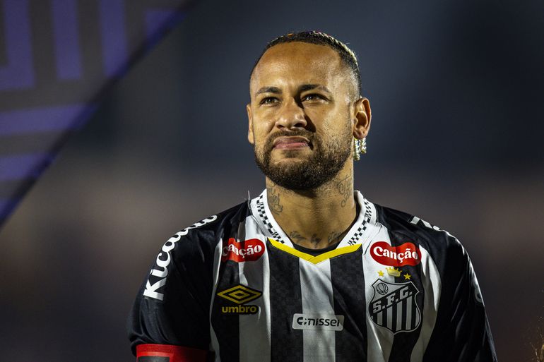 Ploeggenoten moeten topvoetballer Neymar tegenhouden tijdens bizar opstootje met fan: 'Kon emoties niet beheersen'