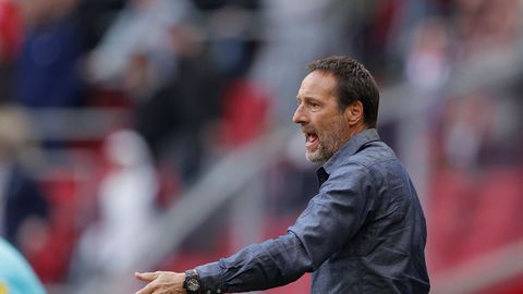 'Voetbaltrainer John van 't Schip heeft het twee jaar na overlijden van vrouw gezellig met hele goede bekende'