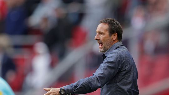 'Voetbaltrainer John van 't Schip heeft het twee jaar na overlijden van vrouw gezellig met hele goede bekende'