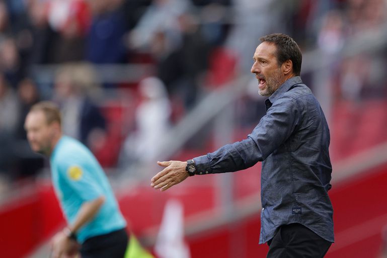'Voetbaltrainer John van 't Schip heeft het twee jaar na overlijden van vrouw gezellig met hele goede bekende'