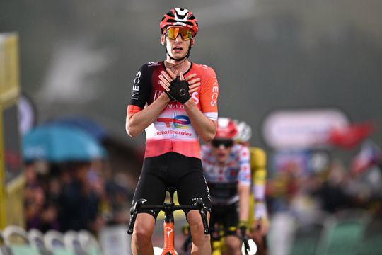 Nederlander Thymen Arensman pakt met waanzinnige solo op 'berg van Boogerd' tweede ritzege in Tour de France
