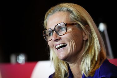 Toptrainer Sarina Wiegman heeft enorme lach op haar gezicht: 'Ik ben verliefd'