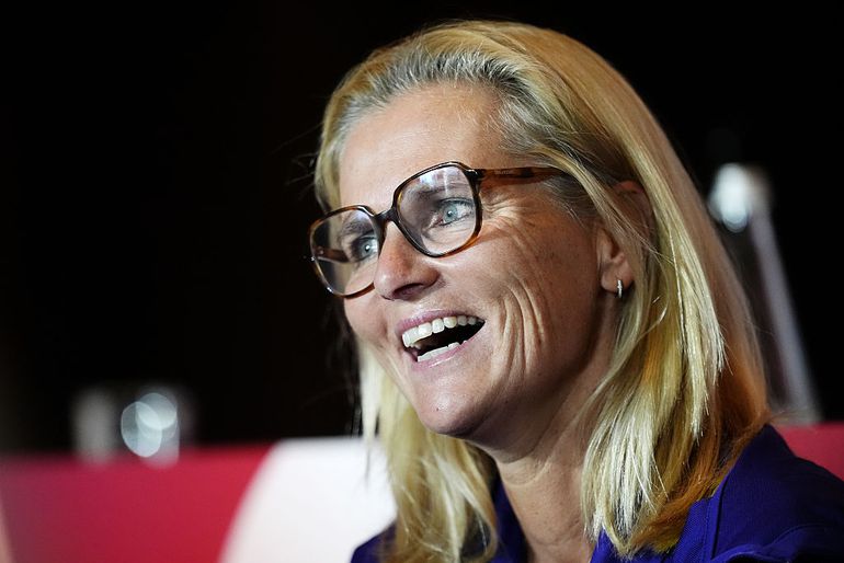 Toptrainer Sarina Wiegman heeft enorme lach op haar gezicht: 'Ik ben verliefd'