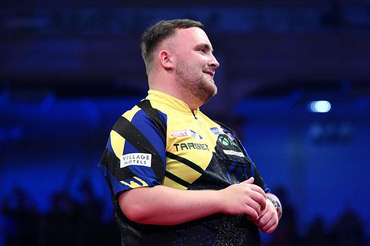 Topdarter Luke Littler verbreekt waanzinnig geldrecord na zege op Dirk van Duijvenbode