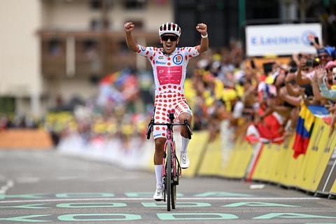 Richard Carapaz pakt tweede etappezege in Tour de France na bizarre ontknoping op Alpe d'Huez
