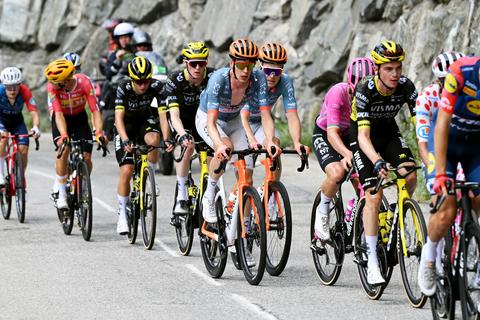 Live Tour de France | Thymen Arensman onderuit in afdaling van zwaarste klim in koninginnenrit naar Alpe d'Huez