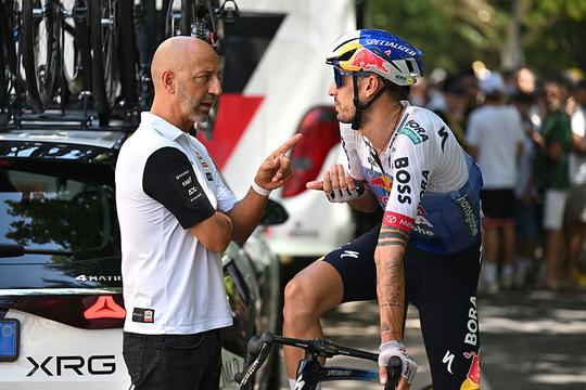 Ploegbaas Tadej Pogacar geeft uitleg na verschrikkelijk ongeluk op Alpe d'Huez: 'Wilde grotere catastrofe voorkomen'