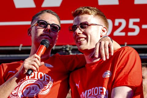 Mooie beelden van revaliderende PSV-aanvoerder Jerdy Schouten vanaf vakantieadres