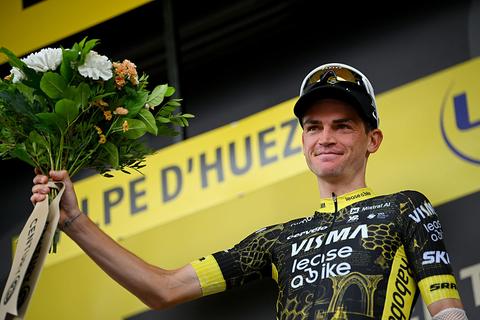 Sepp Kuss emotioneel na ontsnapping aan val in ravijn tijdens Tour de France: 'Mijn familie werd wat nerveus'
