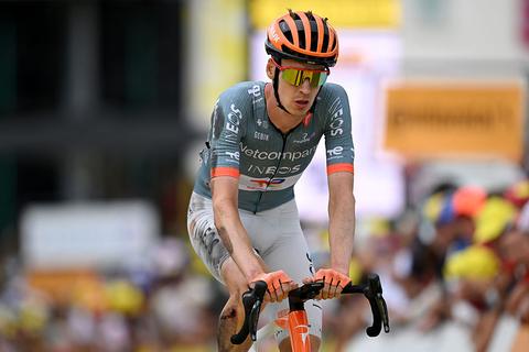 Dramatische afdaling kost Thymen Arensman kans op etappezege in Tour de France: Nederlander gehavend over de streep