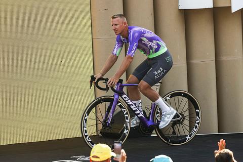 Wielrenner (32) verlaat in tranen Tour de France na opmerkelijk incident: 'Ik werd aangereden door een auto'