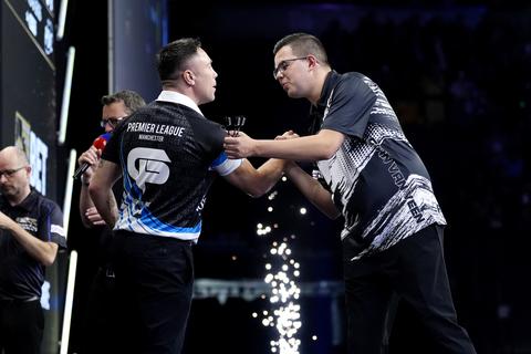 Topdarter Gian van Veen komt er niet aan te pas in halve finale World Matchplay