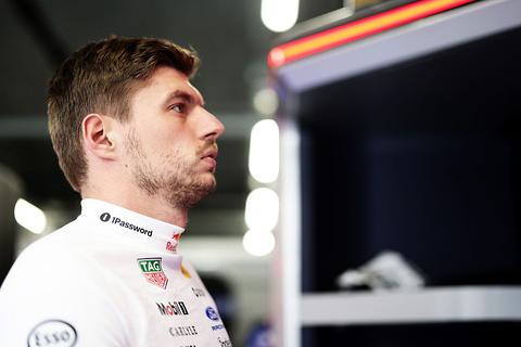 Balende Max Verstappen klaagt steen en been over zijn Red Bull in Hongarije: 'Ik ben er wel even klaar mee'