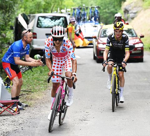 Richard Carapaz pakt tweede etappezege in Tour de France na bizarre ontknoping op Alpe d'Huez