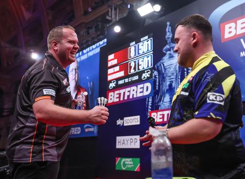Meedogenloze Luke Littler laat niets heel van Dirk van Duijvenbode in halve finale World Matchplay