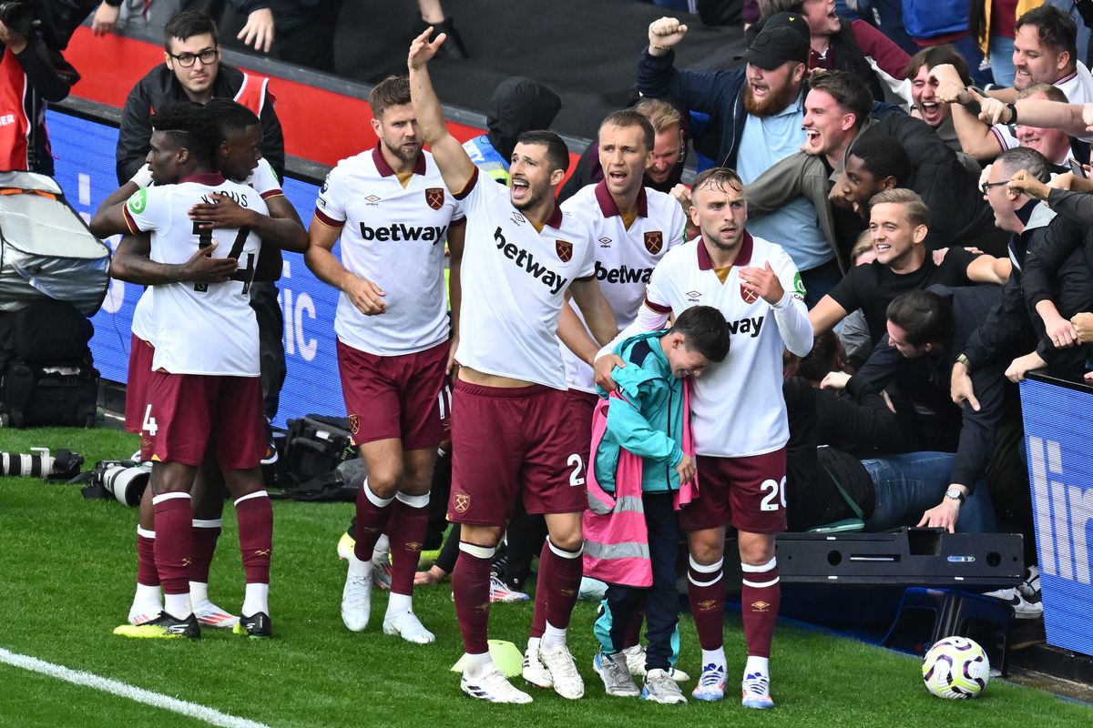 Akelig moment in Premier League: ballenjongen komt onder boarding en fans terecht, speler reageert alert