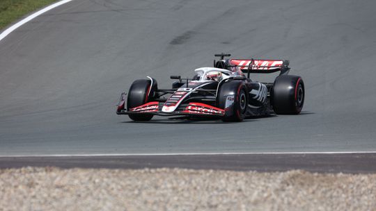 Video | Kevin Magnussen wordt in één keer door vier man ingehaald bij Grand Prix van Nederland