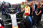 Trotse koning Willem-Alexander en koningin Maxima in Zandvoort: 'Moet niet té spannend worden'