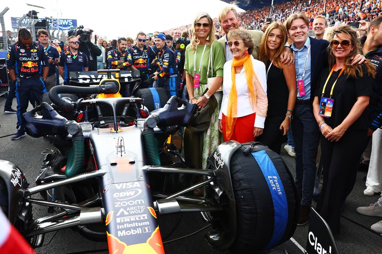 Trotse koning Willem-Alexander en koningin Maxima in Zandvoort: 'Moet niet té spannend worden'