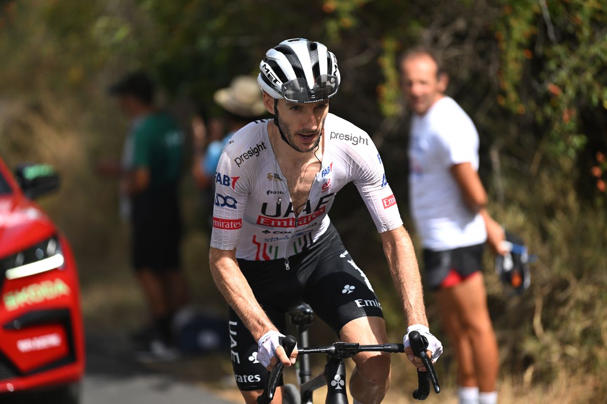 Adam Yates slaat hard terug met indrukwekkende solo in Vuelta, spanning in klassement neemt flink toe