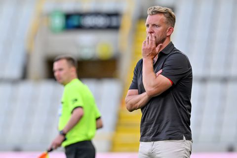 Dirk Kuijt in de problemen: ex-international ziet ploeg opnieuw verliezen en haalt uit naar VAR