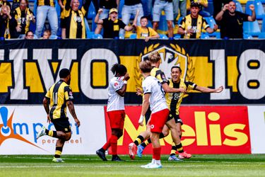 Vitesse geeft tegen Excelsior eerste thuiszege uit handen in clash der degradanten