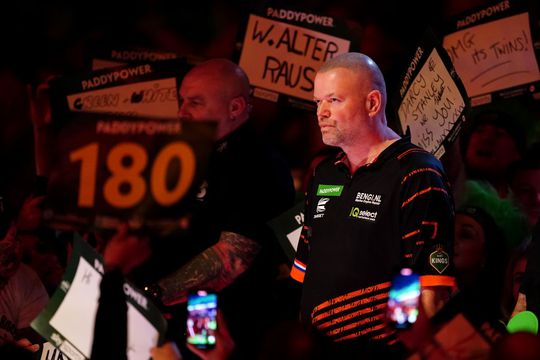 Vijfvoudig wereldkampioen Raymond van Barneveld verliest van vrouwelijke topdarter
