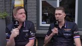 Danny van Trijp en Jimmy van Schie kunnen tijdens de Modus Super Series ineens tegen Adrian Lewis aanlopen. ©YouTube Sportnieuws.nl.