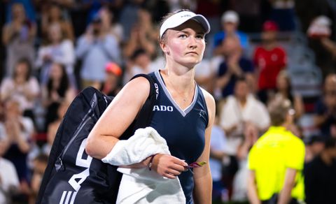 Opmerkelijke onderbreking op US Open: tennissters zoeken samen met umpire naar verloren voorwerp