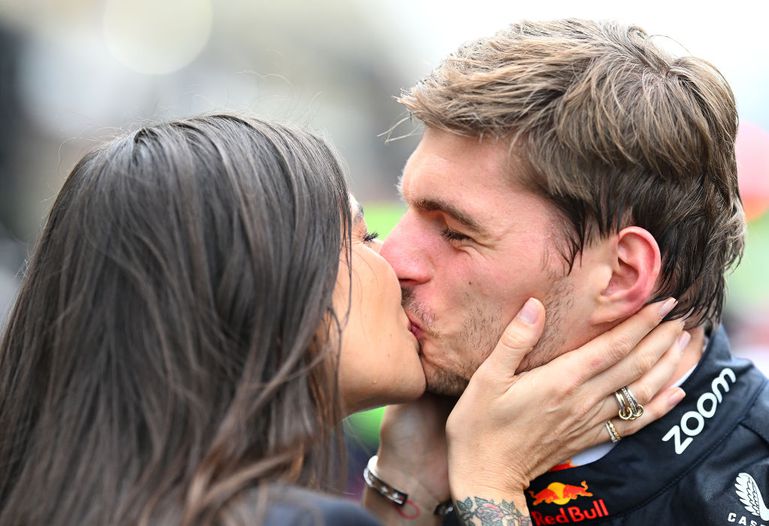 Romantische foto van Max Verstappen en Kelly Piquet wekt prangende vraag op: 'Wanneer gaat dat gebeuren?'