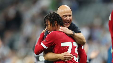 Britse media vol lof over '16-jarig wonderkind' van Liverpool, complimenten voor gedurfde keuze Arne Slot