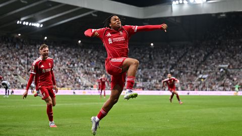 Piepjonge debutant (16) redt Arne Slot en Liverpool van pijnlijke uitglijder tegen tiental in pikant duel