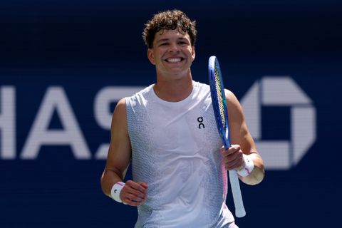 Toptennisser zet beroemde vriendin in het zonnetje voor uitzinnig publiek op US Open