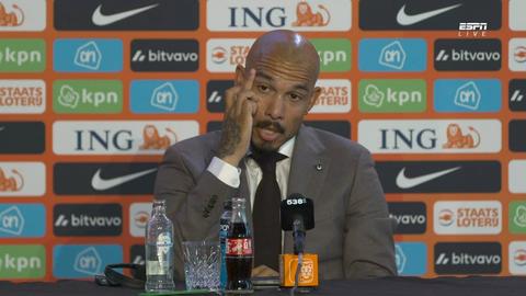 KNVB-directeur Nigel de Jong verdedigt zich hevig zwetend tegen kritische vragen bij presentatie bondscoach Xavi