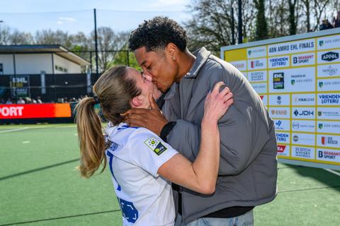 Nederlandse hockeyer verrast met antwoord over geliefde Xan de Waard op WK: 'Dan zou ik altijd zeggen: zij'