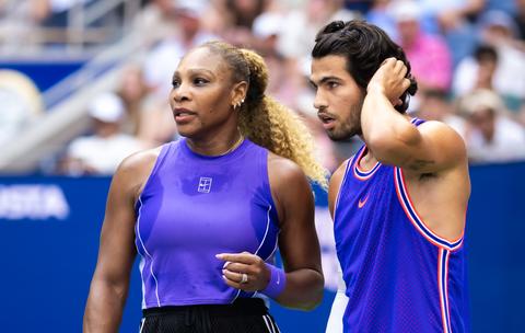 Publiek smult van droomkoppel Serena Williams en Carlos Alcaraz tijdens bijzondere tenniswedstrijd op US Open