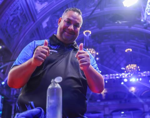 Nederlandse topdarter stopt opmars Luke Littler bij terugkeer en wint derde titel van zijn carrière