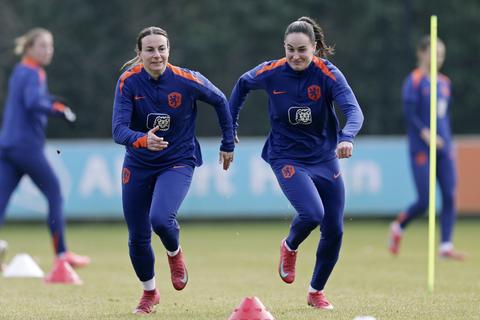 Oranje Leeuwin (27) en oud-topvoetbalster (35) delen groot nieuws: 'Klein wondertje'